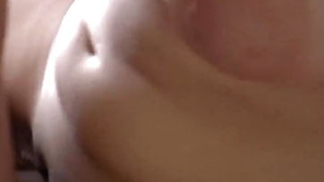 Szopás után felfeküdt az asztalra az amatőr lány és telespriccelték a pufók vagináját