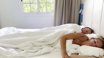 A férjem álló fasszal ébredt hajnalban és bevágta a forró puncimba