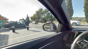 Megálltunk az autóval hogy leszopassam az erektált péniszemet a huncut asszonykámmal