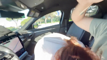 Megálltunk az autóval hogy leszopassam az erektált péniszemet a huncut asszonykámmal