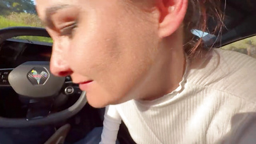 Megálltunk az autóval hogy leszopassam az erektált péniszemet a huncut asszonykámmal