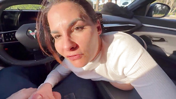 Megálltunk az autóval hogy leszopassam az erektált péniszemet a huncut asszonykámmal