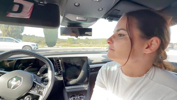 Megálltunk az autóval hogy leszopassam az erektált péniszemet a huncut asszonykámmal