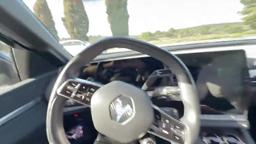 Megálltunk az autóval hogy leszopassam az erektált péniszemet a huncut asszonykámmal