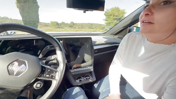 Megálltunk az autóval hogy leszopassam az erektált péniszemet a huncut asszonykámmal