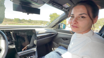 Megálltunk az autóval hogy leszopassam az erektált péniszemet a huncut asszonykámmal