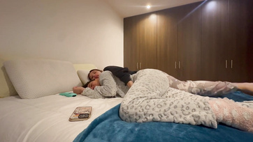 A pajkos barátnőm megpaskolta a popsimat és addig ujjazott amíg el nem élveztem