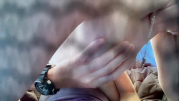 Egy hatalmasat spriccelt a cuki fiatal csaj pocijára a tengerparton a sátorban