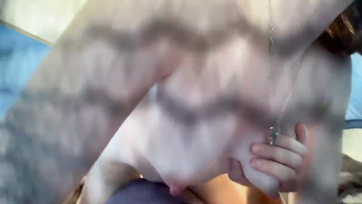 Egy hatalmasat spriccelt a cuki fiatal csaj pocijára a tengerparton a sátorban