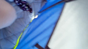 Egy hatalmasat spriccelt a cuki fiatal csaj pocijára a tengerparton a sátorban