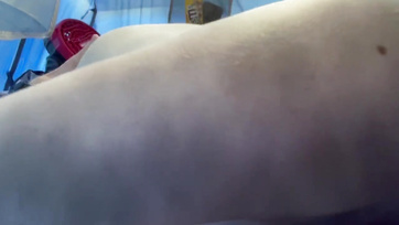 Egy hatalmasat spriccelt a cuki fiatal csaj pocijára a tengerparton a sátorban