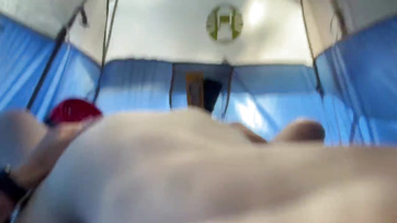 Egy hatalmasat spriccelt a cuki fiatal csaj pocijára a tengerparton a sátorban