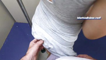 A szexmániás csajom leszopott egy idegen csávót a vonat wc-jében amíg én aludtam