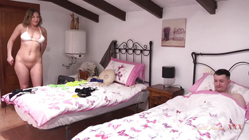 Hamar felkeményedett a fiatal fiú farka a takaró alatt miközben a nagycsöcsű nevelőanyját bámulta