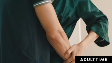 Megbaszatta a lucskos pináját a mostohafiával miközben az impotens férje mellettük alukált