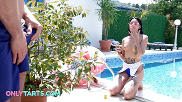 A kielégíthetetlen tini lány az udvaron csábította el a hatalmas faszú mostohabátyját