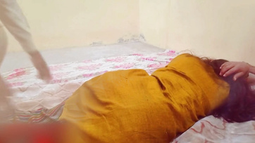 First Time a Rock Hard Cock Enters the Tight Asshole of an Indian Teen Girl

Indian Teen's Tight Asshole Stretched by Hard Cock for the First Time