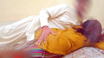 First Time a Rock Hard Cock Enters the Tight Asshole of an Indian Teen Girl

Indian Teen's Tight Asshole Stretched by Hard Cock for the First Time