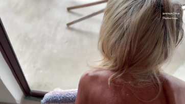 A széken előredőlve várta a szukás öreglány hogy durván megbasszák a segglyukát