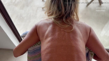 A széken előredőlve várta a szukás öreglány hogy durván megbasszák a segglyukát