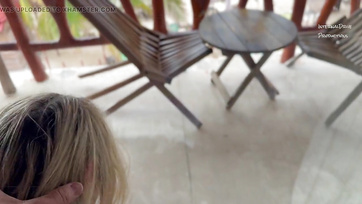 A széken előredőlve várta a szukás öreglány hogy durván megbasszák a segglyukát