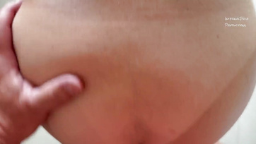 A széken előredőlve várta a szukás öreglány hogy durván megbasszák a segglyukát