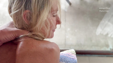 A széken előredőlve várta a szukás öreglány hogy durván megbasszák a segglyukát