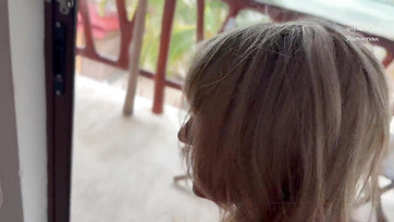 A széken előredőlve várta a szukás öreglány hogy durván megbasszák a segglyukát