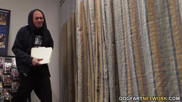 A dicsőség lyukon keresztül kényeztették a hatalmas fekete farkakat a szőke ribik