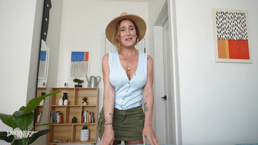 Rámmászott a mostohaanyám dögös barátnője akinek véletlenül becsusszant a popsijába