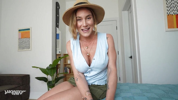 Rámmászott a mostohaanyám dögös barátnője akinek véletlenül becsusszant a popsijába