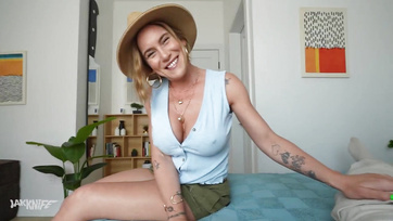 Rámmászott a mostohaanyám dögös barátnője akinek véletlenül becsusszant a popsijába