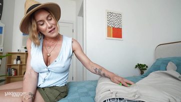 Rámmászott a mostohaanyám dögös barátnője akinek véletlenül becsusszant a popsijába