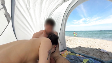 Leszoptam a pasim farkát és boldogan lenyeltem az összes spermáját a tengerparton