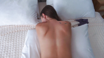 Folyton félmeztelenül jön be a dögös mostohahúgom a szobámba úgyhogy itt volt az ideje hogy megdugjam