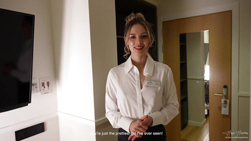 Egy kis pénzért megdughatta a szégyenlős szobalány punciját a szállodaszobában