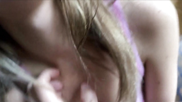 Már nagyban maszturbált a cuki mostohahúgom amikor hazaértem úgyhogy hagytam hogy meglovagolja a farkamat