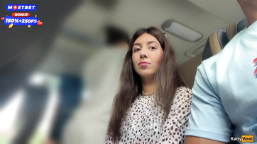 Átült mellém az ismeretlen csajszi a buszon hogy megráncigálja az ágaskodó faszomat