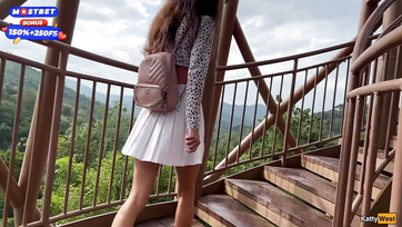 Átült mellém az ismeretlen csajszi a buszon hogy megráncigálja az ágaskodó faszomat