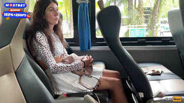 Átült mellém az ismeretlen csajszi a buszon hogy megráncigálja az ágaskodó faszomat