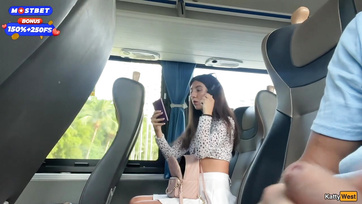 Átült mellém az ismeretlen csajszi a buszon hogy megráncigálja az ágaskodó faszomat