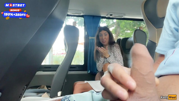 Átült mellém az ismeretlen csajszi a buszon hogy megráncigálja az ágaskodó faszomat