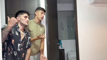 Külön-külön seggbebasztuk a nimfomániás ribancomat a haverjaimmal majd együtt is behatoltunk a lyukaiba