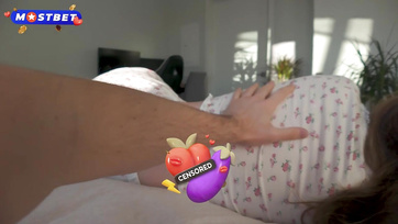 A hajnali dugás a szukás nagycsöcsű lakótársnőmmel pinába spricceléssel végződött