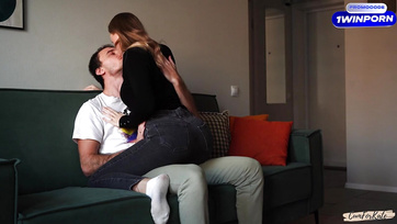 A cuki szomszéd lány farmerben csücsült az ölembe és könyörgött hogy vetkőzzek le