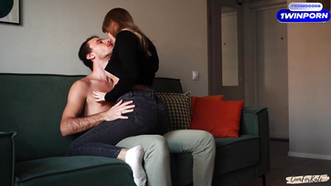 A cuki szomszéd lány farmerben csücsült az ölembe és könyörgött hogy vetkőzzek le