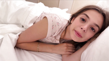 Nem bánom ha néha nálam alszik a cuki mostohahúgom mert olyankor legalább van kit megdugnom