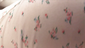 Nem bánom ha néha nálam alszik a cuki mostohahúgom mert olyankor legalább van kit megdugnom