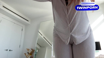 A nagymellű szűz mostohahúgocskám beosont a szobámba hogy meglovagolja a dákómat