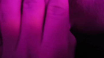 Hangosan nyögdécselt a szexi amatőr csajszi miközben a pasija ujjazta a nedves puncikáját